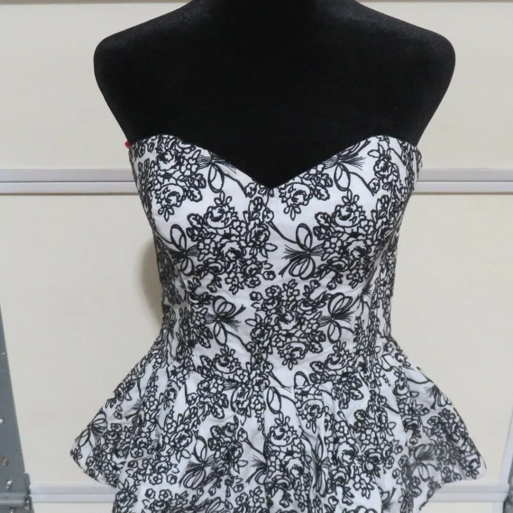 Stunning Betsey Johnson Black Tulle & White Embroidered Strapless Cocktail dress - Picture 2 of 14